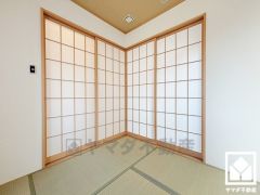 和の趣と現代の快適さを兼ね備えた空間。開放的にも、落ち着いたプライベート空間にもなる和室の魅力をぜひ。