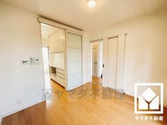 キッチンに隣接する約4.5帖の洋室です。ダイニングとしての利用も可能です。