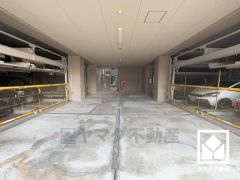 敷地内に駐車場を完備（月額20000円）。重い荷物や雨の日の移動もスムーズで、快適なカーライフを実現。空き状況等は弊社スタッフまでお気軽にお問い合わせください。