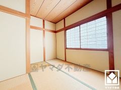 間取り図とはお部屋の形がやや異なっており、箪笥なども置いていただけるスペースがございます。