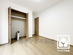 約5.65帖の1階洋室です。全居室に収納がございますので、お部屋の広さを最大限に活用できます。