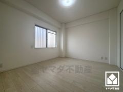 柔らかな光が差し込む洋室、快適で落ち着いた住まい。