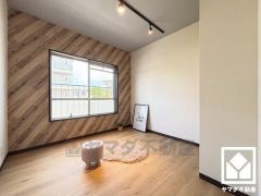 約4帖の洋室です。お子様のお部屋などにも丁度良い広さです。独立した居室なのでプライベートな時間をゆったり過ごせそうです。