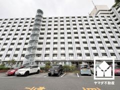 敷地内に駐車場を完備（月額16000円）。重い荷物や雨の日の移動もスムーズで、快適なカーライフを実現。