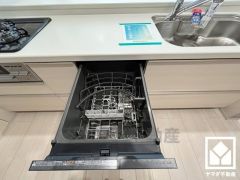 毎日の家事の負担を軽減でき、水道代の節約にもなる食器洗乾燥機付き。