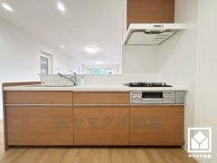 カウンターキッチンなので配膳や片付けがしやすく、お料理中でもお子様の様子が分かって安心です。