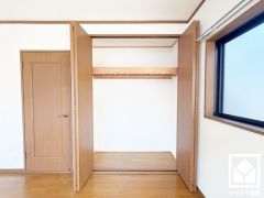 クローゼットは奥行きがあるので、収納力も申し分ありません。