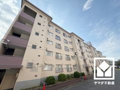 閑静な住宅街にあり、静かな環境で落ち着いた生活をお送りいただけます。