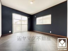 バルコニーにつながるお部屋で、通風・陽当たり良好。