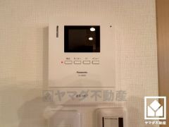 突然の来訪時でも安心なモニター付きインターホンを完備。お留守番中のお子様でも簡単に来訪者の確認ができます。