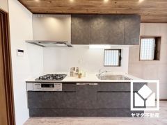 キッチンは空間を有効活用できる壁付けタイプ。窓がございますので、昼間は手元が明るく、お料理がはかどります。