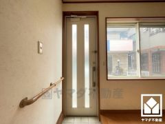 南側は手すりが設置されており、バリアフリーにも配慮されています。（リフォーム前の写真です）