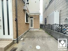 駐車スペース確保。玄関のそばで荷物の上げ下ろしができるので便利です。（リフォーム前の写真です）