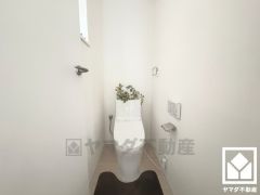 明るく清潔感溢れるトイレです。温水洗浄便座付きで、季節を問わずいつでも温かい便座をお使いいただけます。
