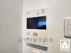 突然の来訪時でも安心なモニター付きインターホンを完備。お留守番中のお子様でも簡単に来訪者の確認ができます。