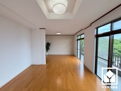 おしゃれなインテリアが映える開放的な洋室で、リラックスしたひとときを過ごせます。