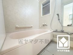 1日の疲れを癒す浴室でゆったりリフレッシュ。小窓が付いているので明るく、こもりがちな湿気もすぐ取り除くことができます。