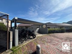 屋根付きの駐輪場・バイク置場を完備。雨や風、直射日光からお乗り物を守ることができます。