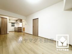 シンプルで美しいデザインのリビングが、毎日の生活に彩りを添える。