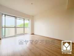 南西側洋室です。バルコニーにつながるお部屋で、通風・陽当たり良好。