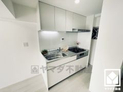 キッチンは空間を有効活用できる壁付けタイプ。