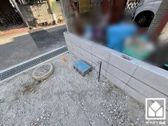 キッチンはカウンター付きの対面式。配膳や片付けがしやすく、お料理中でもお子様の様子が分かって安心です。窓がございますので、昼間は手元が明るく、お料理がはかどります。