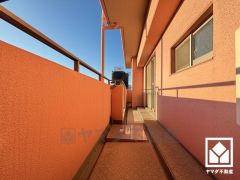 南西向きバルコニーで陽当たり、風通し良好。奥行きもあり広々としているため、お洗濯物をたっぷりと干す事ができます。