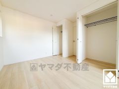約6.5帖の2階洋室です。全居室に収納がございますので、お部屋の広さを最大限に活用できます。