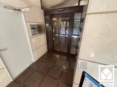 エントランスから始まる、快適な暮らし。オートロック完備の防犯性とデザイン性を両立した、安心の住まい。