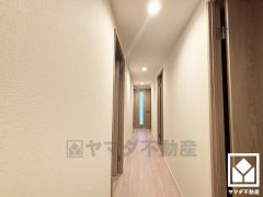 シンプルで洗練された玄関スペース。帰るたびにホッとできる、心地よい住まいの入り口。