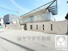 リビングだけでなく、洗面室へも出入りできる2WAYキッチンとなっています。風通しが良く、家事動線にも配慮された設計です。洗面室には室内洗濯機置場も設置されています。