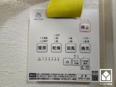 浴室暖房乾燥機付き。真冬の寒い浴室を暖かく、また雨の日の洗濯物の乾燥にと多用途に活躍する機能です。