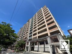 陽光に映える美しい外観。街並みに馴染みながらも、ひときわ目を引く存在感。