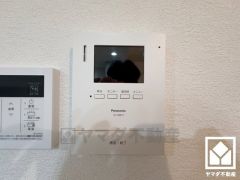 突然の来訪時でも安心なモニター付きインターホンを完備。お留守番中のお子様でも簡単に来訪者の確認ができます。