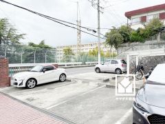 平面駐車場付き。使用料無償です。重い荷物や雨の日の移動もスムーズで、快適なカーライフを実現。