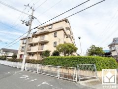 トイレは温水洗浄便座付きで、季節を問わずいつでも温かい便座をお使いいただけます。