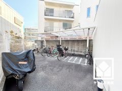 屋根付き駐輪場なので、雨や風、直射日光から自転車を守ることができます。