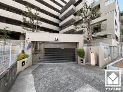 敷地内に地下駐車場を完備。重い荷物や雨の日の移動もスムーズで、快適なカーライフを実現。