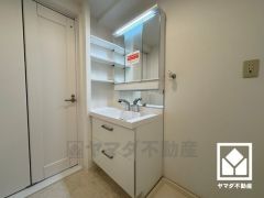 収納付き洗面台の為スッキリお使い頂けます。