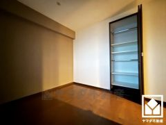 約6帖の洋室です。全居室に収納がございますので、お部屋の広さを最大限に活用できます。