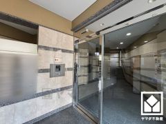 床に御影石を用いた美しいエントランス。安心・安全な暮らしをサポートするオートロックシステムを完備しています。