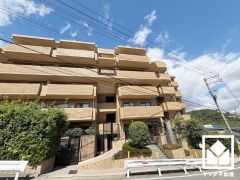 「阪急オアシス甲陽園店」まで徒歩11分、「ファミリーマート甲陽園駅前」まで徒歩13分など、お買い物施設が徒歩圏内に複数あり便利な住環境です。