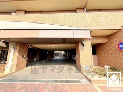 JR東海道本線・福知山線「尼崎」駅まで徒歩約21分、阪神電鉄本線「尼崎」駅まで徒歩約28分、阪急電鉄神戸線「塚口」駅まで徒歩約29分の立地。