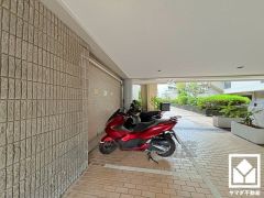 広々としており、使い勝手の良い屋内バイク置場です。