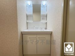 収納付きでスッキリお使い頂ける洗面台です。洗面ボウルが広めなので、忙しい朝でも身支度がしやすく時短になります。