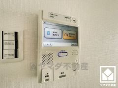 突然の来訪時でも安心なモニター付きインターホンを完備。お留守番中のお子様でも簡単に来訪者の確認ができます。