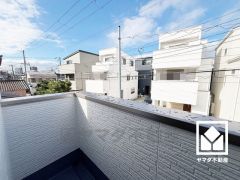 バルコニーは約2.2帖で十分な広さがあり、たっぷりの洗濯物も気持ちよく乾きます。