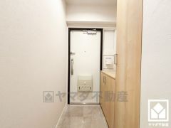 白を基調とした明るい玄関で、毎日を爽やかにスタート。清潔感あふれる空間が、訪れる人々を温かく迎えます。