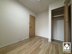 お子様のお部屋などにも丁度良い広さです。全居室フローリングでお掃除ラクラク。全居室にクローゼットもございますので、お部屋の広さを最大限に活用できます。