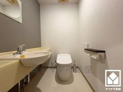 広々とした明るく清潔感溢れるトイレです。手洗いが別になっているので、衛生的に使えます。